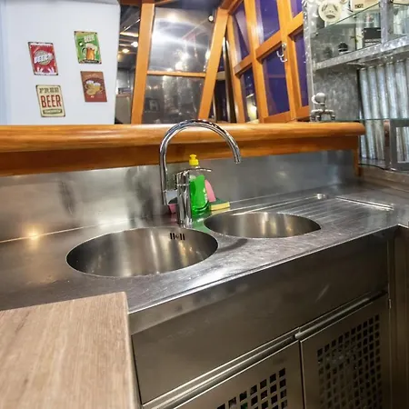 In Pub Kamera Klub Apatment-city Center * Любляна